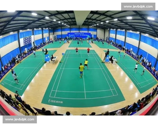 激烈对抗下的羽毛球赛场精彩瞬间与运动员风采展示